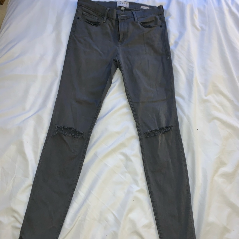 Grey knee-ripped stretchy jeans